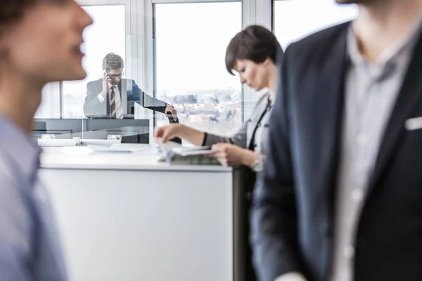 Les hommes d'affaires travaillant dans le bureau — Photo