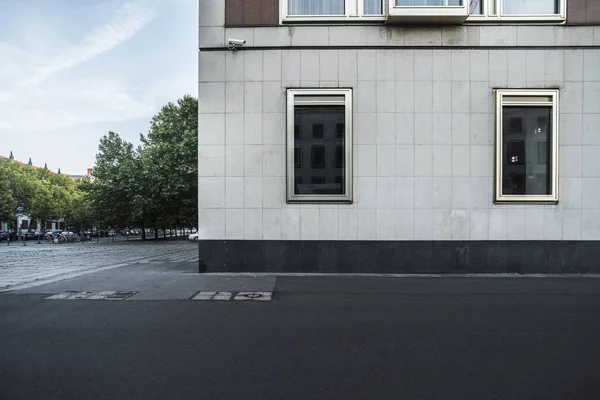 Fasad av mitten av seklet modern byggnad, Berlin, Tyskland — Stockfoto