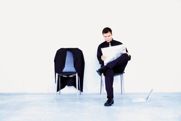 Man Reading Newspaper — Stock Photo, Image