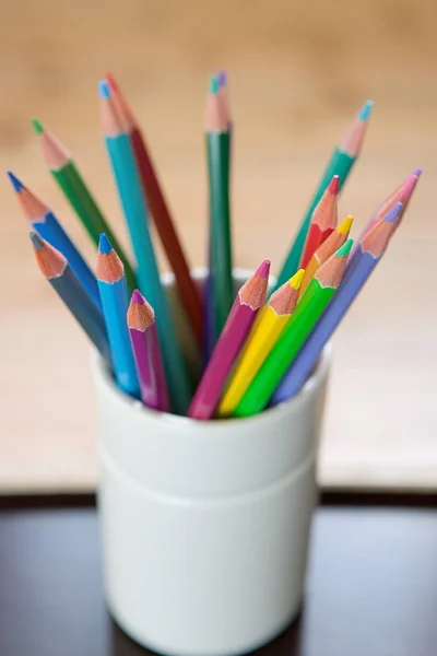 책상 깔끔한 색깔된 연필 — 스톡 사진