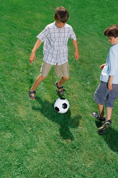 Futbol Oynayan Çocuklar — Stok fotoğraf