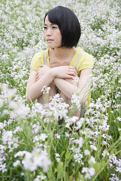 Mujer Joven Sentada Campo Flores — Foto de Stock