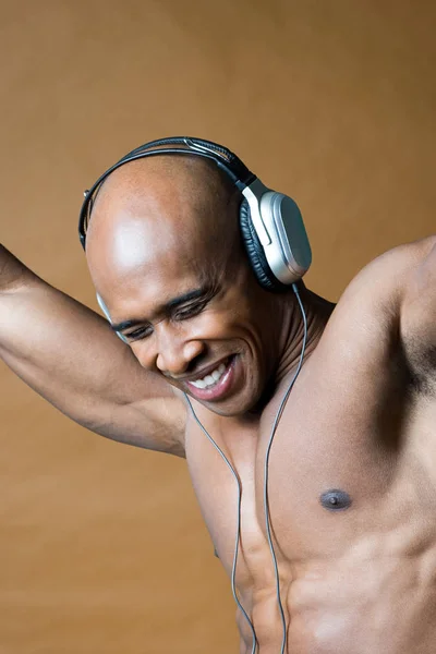 Homem Alegre Usando Fones Ouvido — Fotografia de Stock