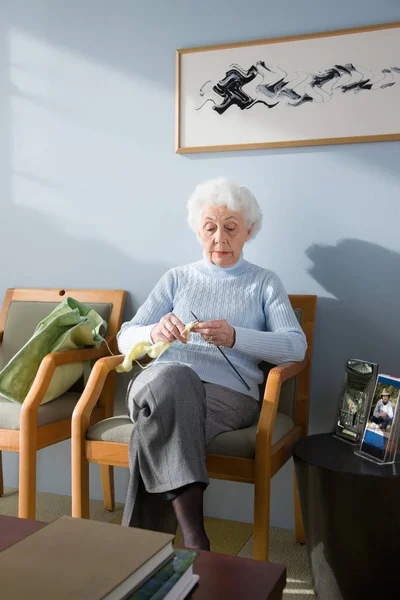 Eine Seniorin Wartet Einer Arztpraxis — Stockfoto