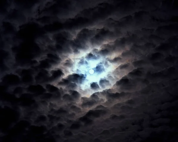 Luz da lua através do céu nublado — Fotografia de Stock