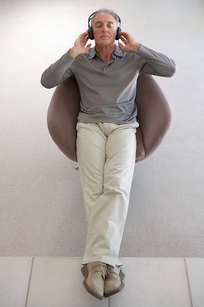 Homem Relaxado Usando Fones Ouvido — Fotografia de Stock