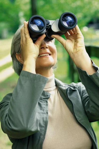 Vrouw Die Door Een Verrekijker Kijkt — Stockfoto