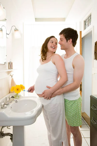 Hombre Abrazando Embarazada Pareja —  Fotos de Stock