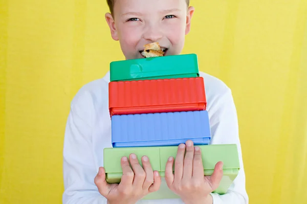 Мальчик Ест Закуску Коробках Обедом — стоковое фото
