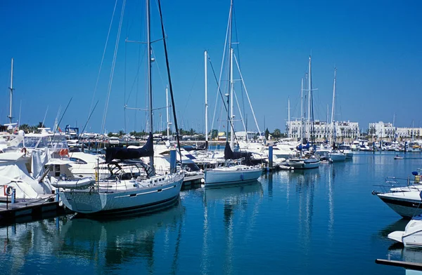 Μαρίνα Βιλαμούρα Κατά Διάρκεια Της Ηλιόλουστης Ημέρας — Φωτογραφία Αρχείου