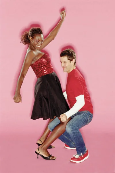 Пара Танцует Розовом Фоне — стоковое фото