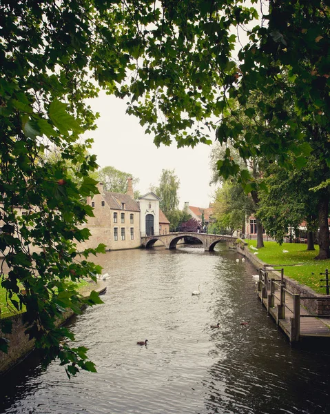 Řeka a most v Bruggách — Stock fotografie