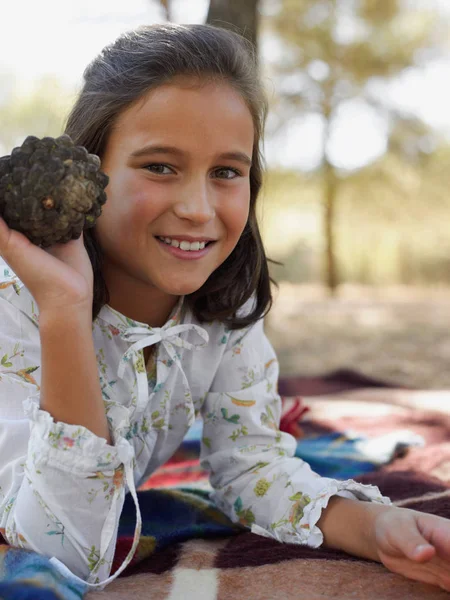 Meisje Met Een Dennenappel — Stockfoto