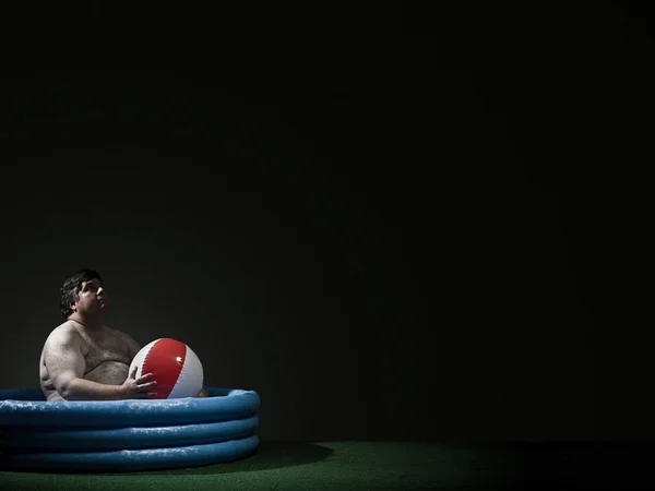 Homem Uma Piscina Com Bola Praia — Fotografia de Stock