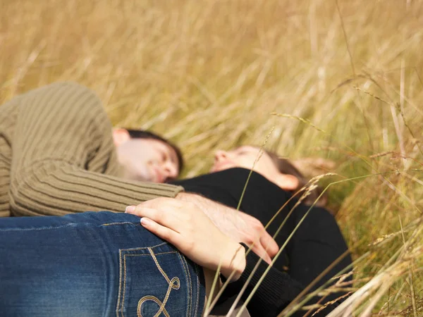 Casal Descansando Campo Perto — Fotografia de Stock