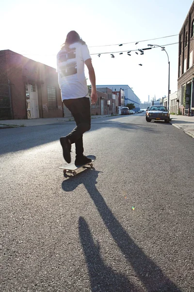 Скейтбордист Міській Вулиці Сонячному Світлі — стокове фото