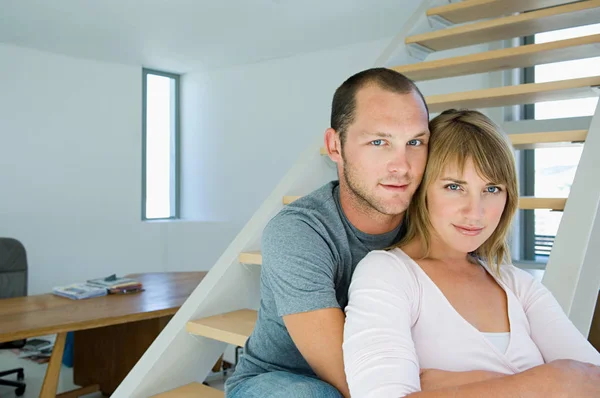 Pareja Casa Cerca — Foto de Stock