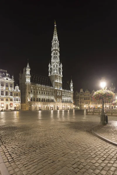 Radnice (Hotel de Ville), Grand Place, Grand Place v noci, Brusel, Belgie — Stock fotografie