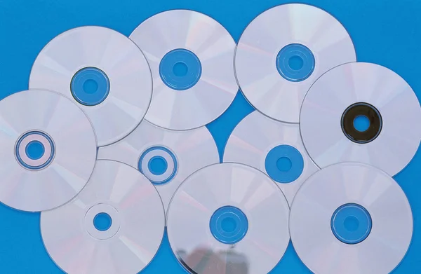 Compact Discs Auf Blauem Hintergrund — Stockfoto
