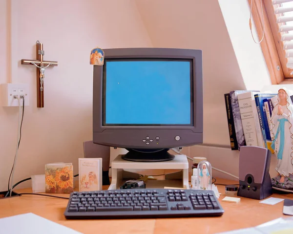 Crucifix and personal computer — Stock Photo, Image