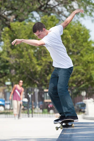 Skateboardåkare Skateboardpark — Stockfoto