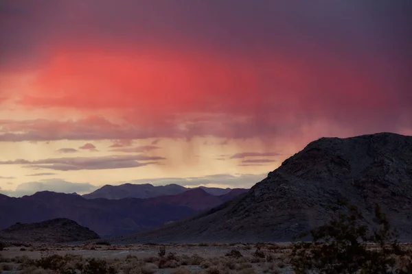 Montagne nel deserto asciutto — Foto Stock