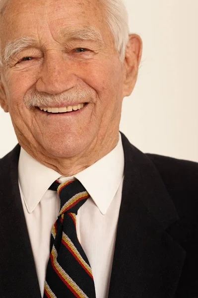 Portret Uśmiechający Się Starszy Człowiek — Zdjęcie stockowe