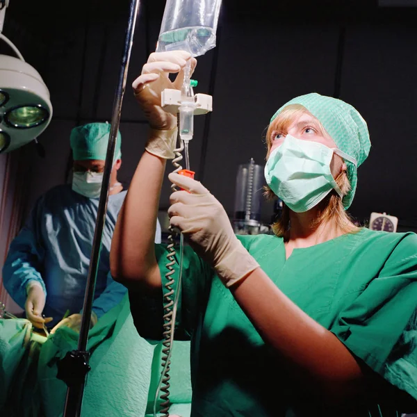 Hemşire Sıvıları Kontrol Ediyor Ameliyat Konsepti — Stok fotoğraf