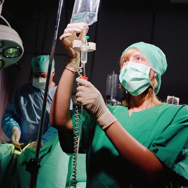 Krankenschwester Überwacht Flüssigkeit Operationskonzept — Stockfoto