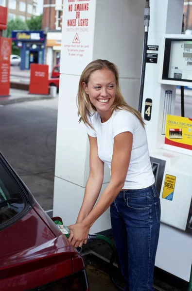 Dziewczyna Stacji Benzynowej — Zdjęcie stockowe