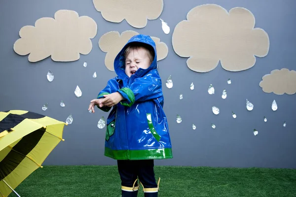 Baby Mädchen Mit Regen Ausschnitte — Stockfoto