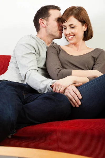 Hombre Susurrando Esposa — Foto de Stock