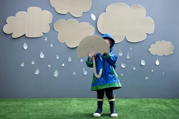 Κοριτσάκι Ομπρέλα Και Κοψίματα Βροχής — Φωτογραφία Αρχείου