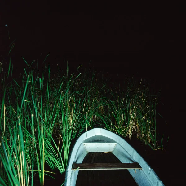 Barco de río a orillas del río — Foto de Stock