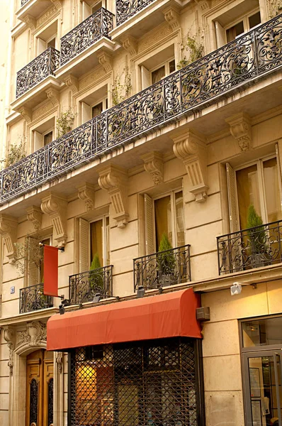 발코니가 파리의 — 스톡 사진