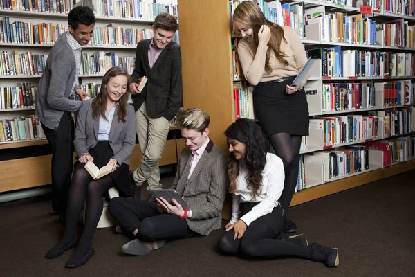 Studenten Lezen Bibliotheek — Stockfoto