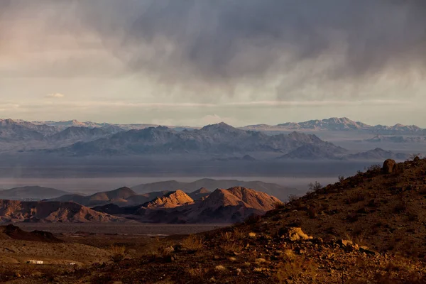 Montagne nel deserto asciutto — Foto Stock