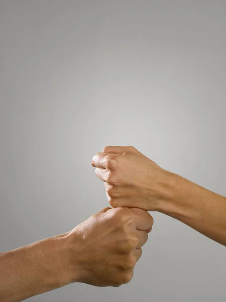 Mensen Raken Vuisten Geïsoleerd Witte Achtergrond — Stockfoto