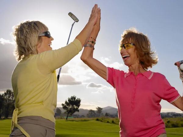 Kobiety Golfistki Przybijają Piątkę — Zdjęcie stockowe