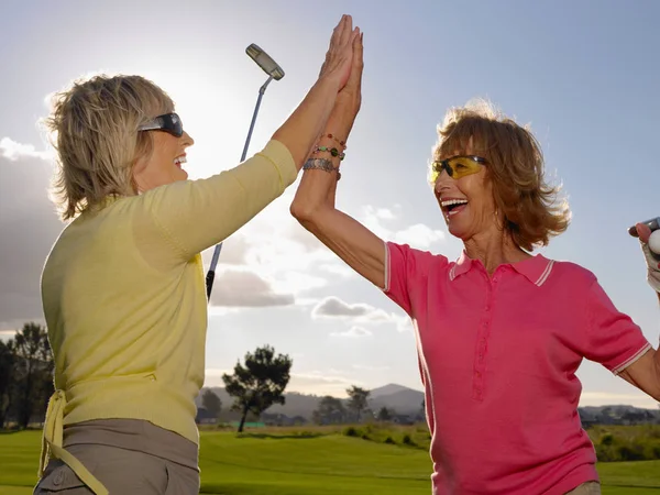 Golferinnen Beim High Five — Stockfoto