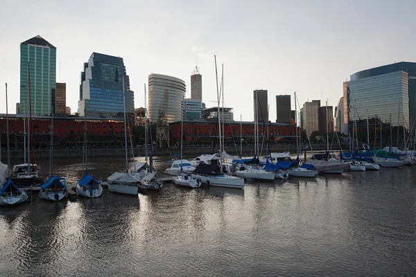 Лодки, пришвартованные в Пуэрто-Мадеро — стоковое фото