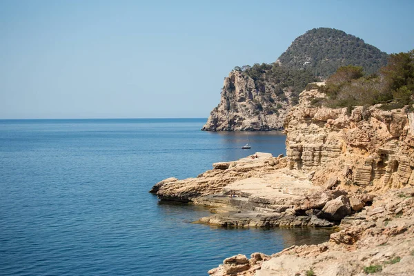 Blick auf Klippen und felsige Küste, Ibiza, Spanien — Stockfoto