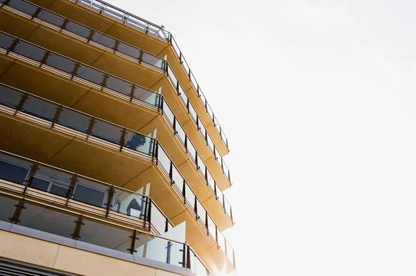 Edificio de apartamentos con balcones — Foto de Stock