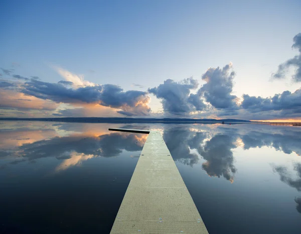 Reflexões no lago com pontão flutuante, West Kirby, Inglaterra, Reino Unido — Fotografia de Stock