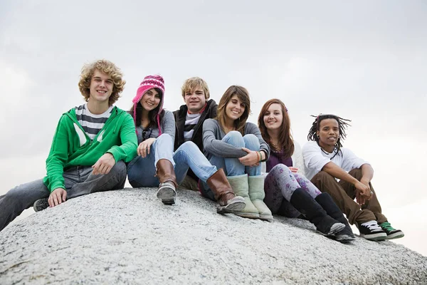 Group Friends Sitting Boulder — Stock Photo, Image