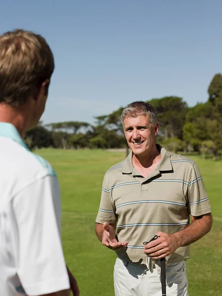 Dva Dospělí Muži Spolu Hrají Golf — Stock fotografie