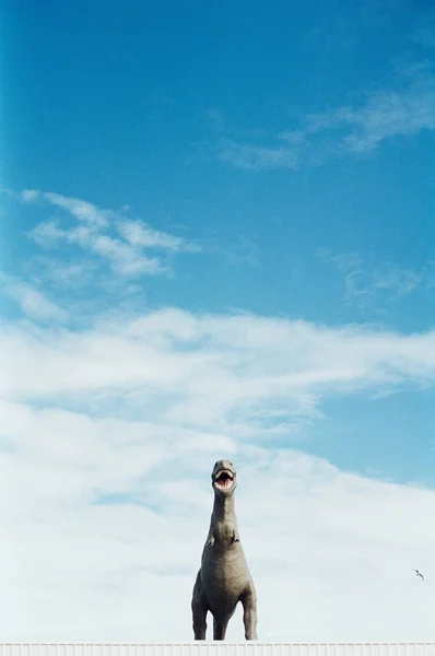 Model Dinozaura Nad Błękitnym Niebem — Zdjęcie stockowe