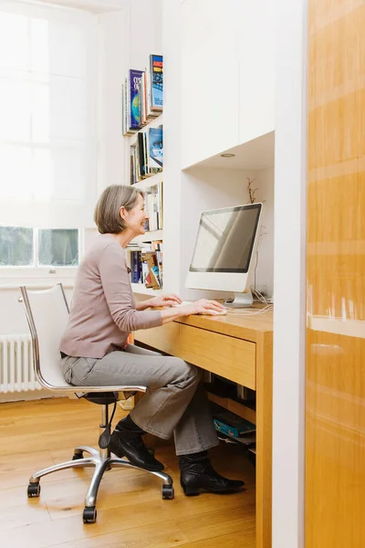 Mujer Madura Usando Una Computadora — Foto de Stock