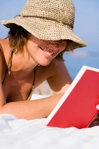 Mulher Leitura Livro Praia — Fotografia de Stock