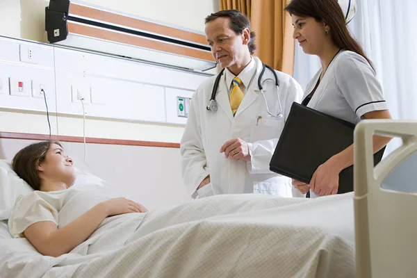 Jovem Mulher Hospital Com Médico Enfermeira — Fotografia de Stock